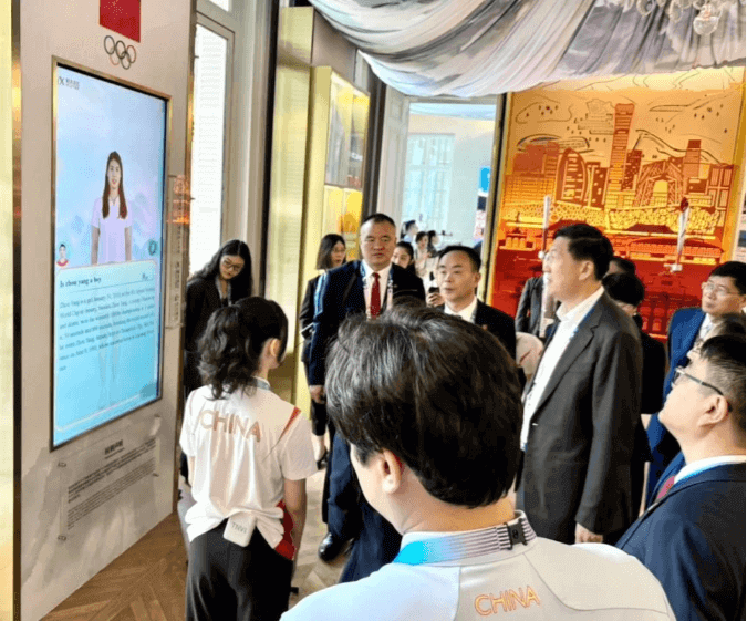 讯飞智作亮相央视首届“科晚”， 打造“AI张腾岳”三分钟炫技3种语言