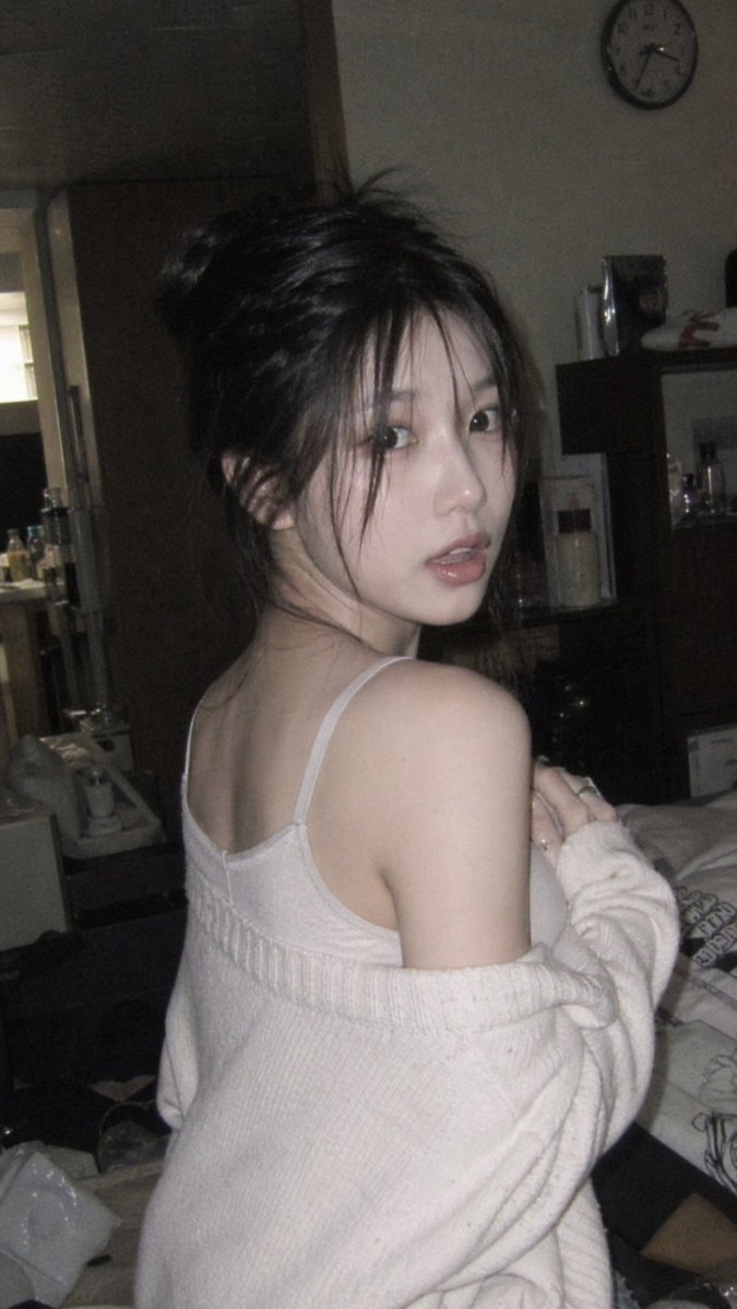 Korean Idol 3×3 Grid Portrait